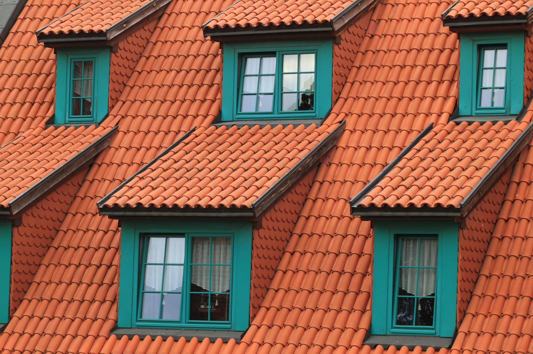 Acoperișul plan vs acoperișul în pantă: Alegerea potrivită pentru casa dumneavoastră